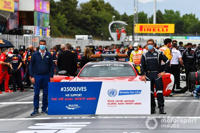 Michael Masi, director de carrera de la FIA, y Bernd Maylander, piloto del coche de seguridad, en la parrilla en la campaña de seguridad vial de la FIA
