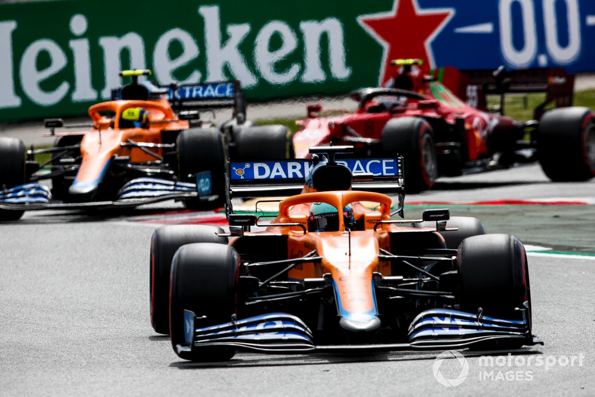 Daniel Ricciardo, McLaren MCL35M, Lando Norris, McLaren MCL35M, e Carlos Sainz Jr., Ferrari SF21
