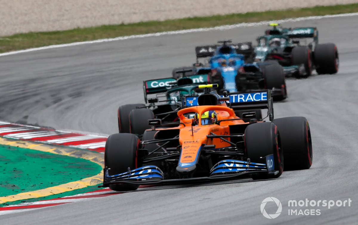 Lando Norris, McLaren MCL35M, Lance Stroll, Aston Martin AMR21, Fernando Alonso, Alpine A521, e Sebastian Vettel, Aston Martin AMR21