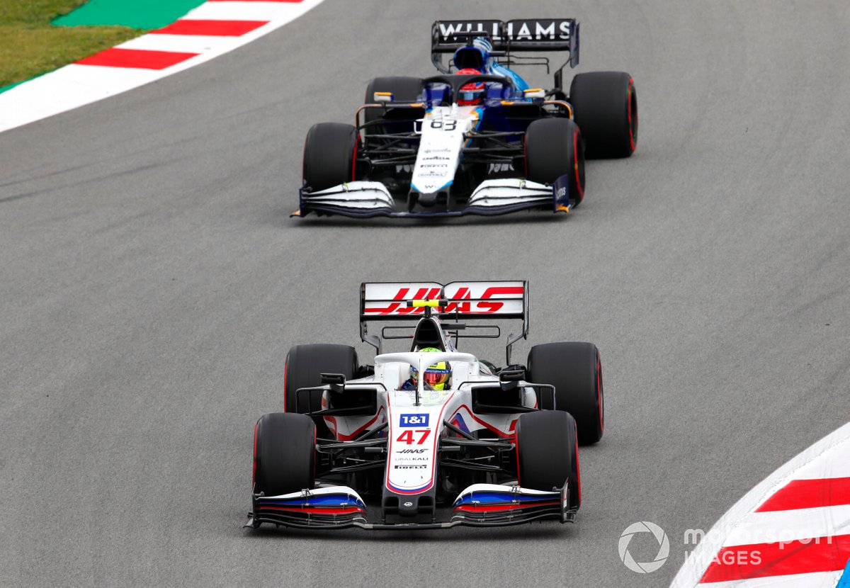 Mick Schumacher, Haas VF-21, precede George Russell, Williams FW43B
