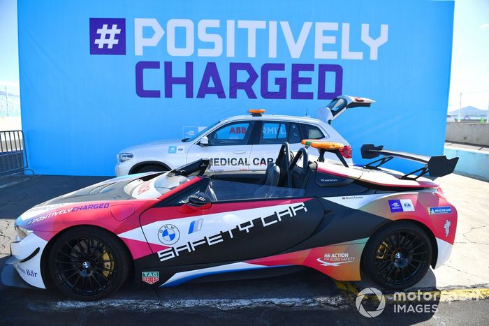 BMW i8 Safety car y el coche médico