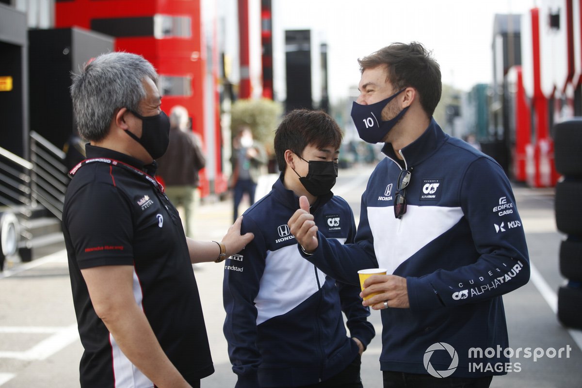 Pierre Gasly, AlphaTauri, Yuki Tsunoda, AlphaTauri et Masashi Yamamoto, directeur général de Honda Motorsport 