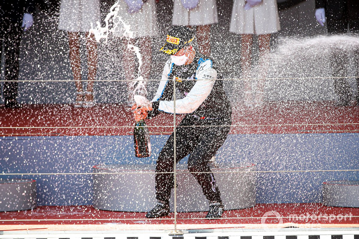 Il vincitore della gara Guanyu Zhou, Uni-Virtuosi Racing festeggia sul podio con lo champagne