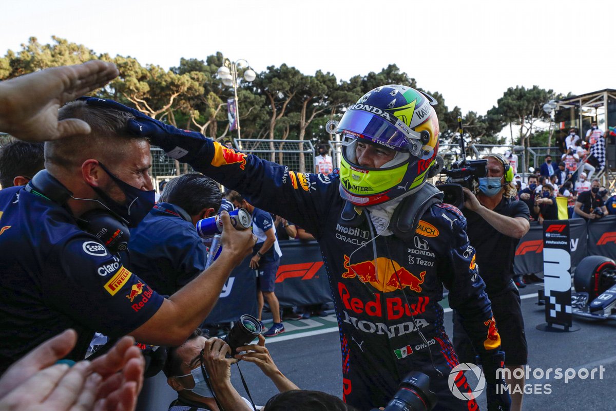 Ganador Sergio Pérez, Red Bull Racing, celebra en Parc Ferme