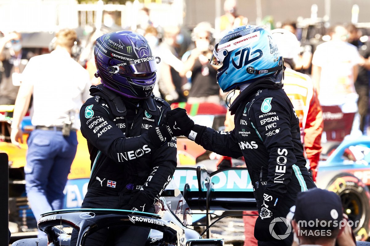 Valtteri Bottas, Mercedes y Lewis Hamilton, Mercedes, tras ganar su Pole Position 100 en la F1 en el Parc Ferme