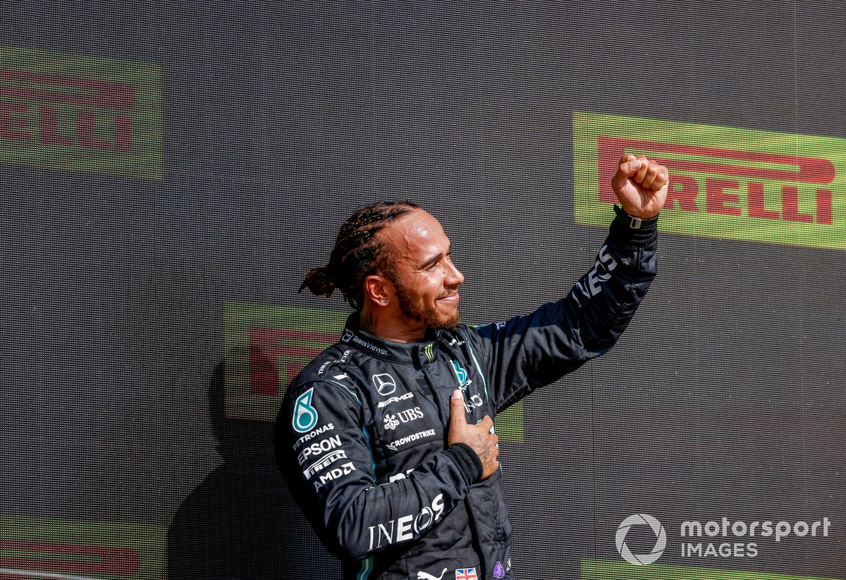 Lewis Hamilton, Mercedes, primo classificato, sul podio