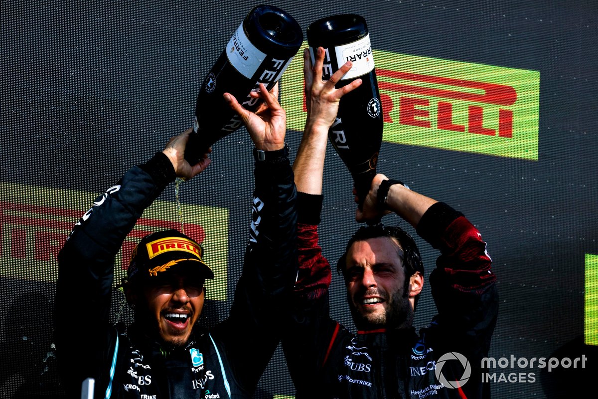 Lewis Hamilton, Mercedes, primo classificato, festeggia con il compagno di squadra sul podio