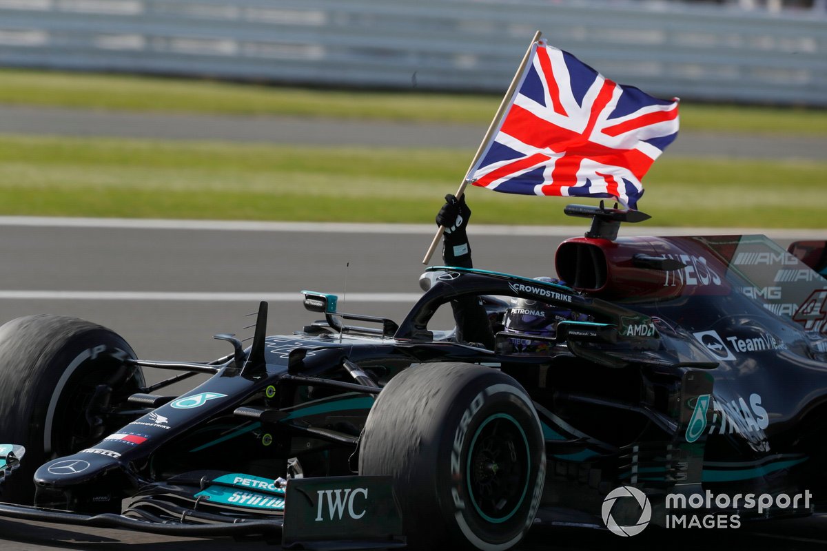 Lewis Hamilton, Mercedes W12, primo classificato, sventola la bandiera della Gran Bretagna dal cockpit sulla sua strada per il Parc Ferme