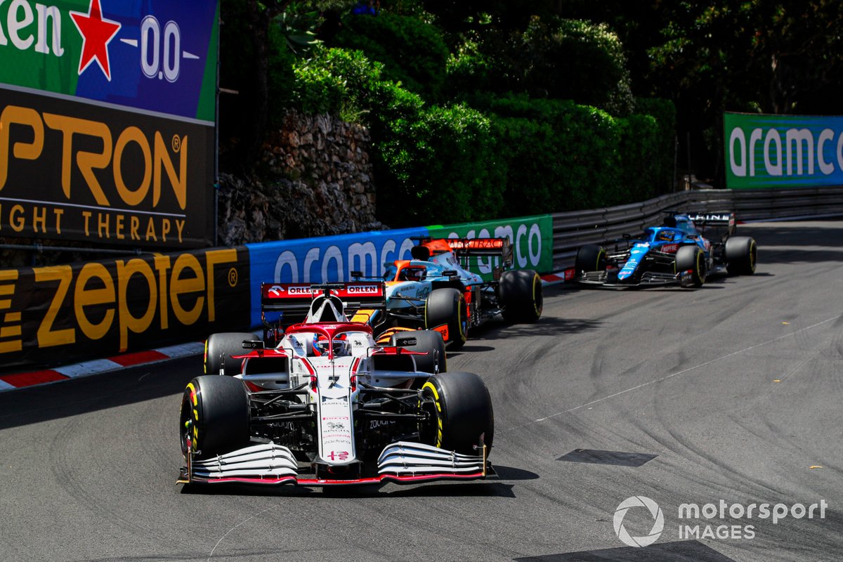 Kimi Raikkonen, Alfa Romeo Racing C41 , Daniel Ricciardo, McLaren MCL35M, e Fernando Alonso, Alpine A521