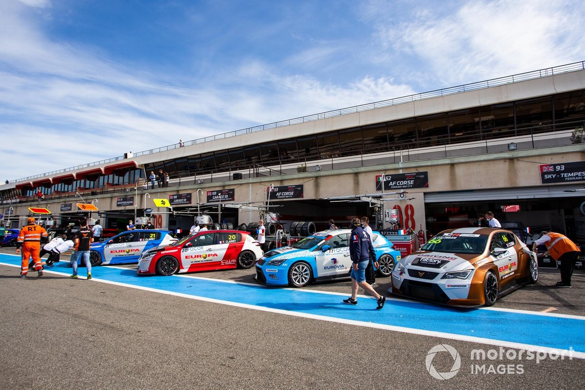 Auto in pit-lane