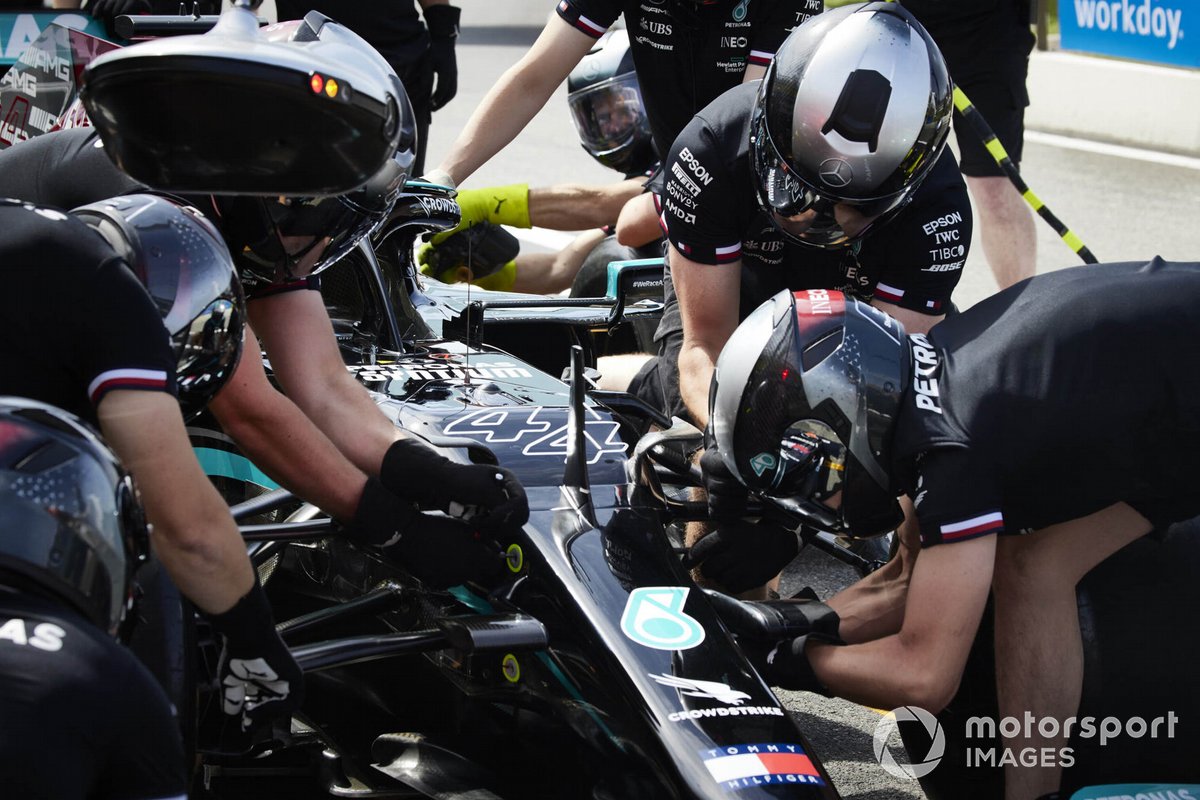 Los mecánicos trabajan en el coche de Lewis Hamilton, Mercedes W12, en el pit lane