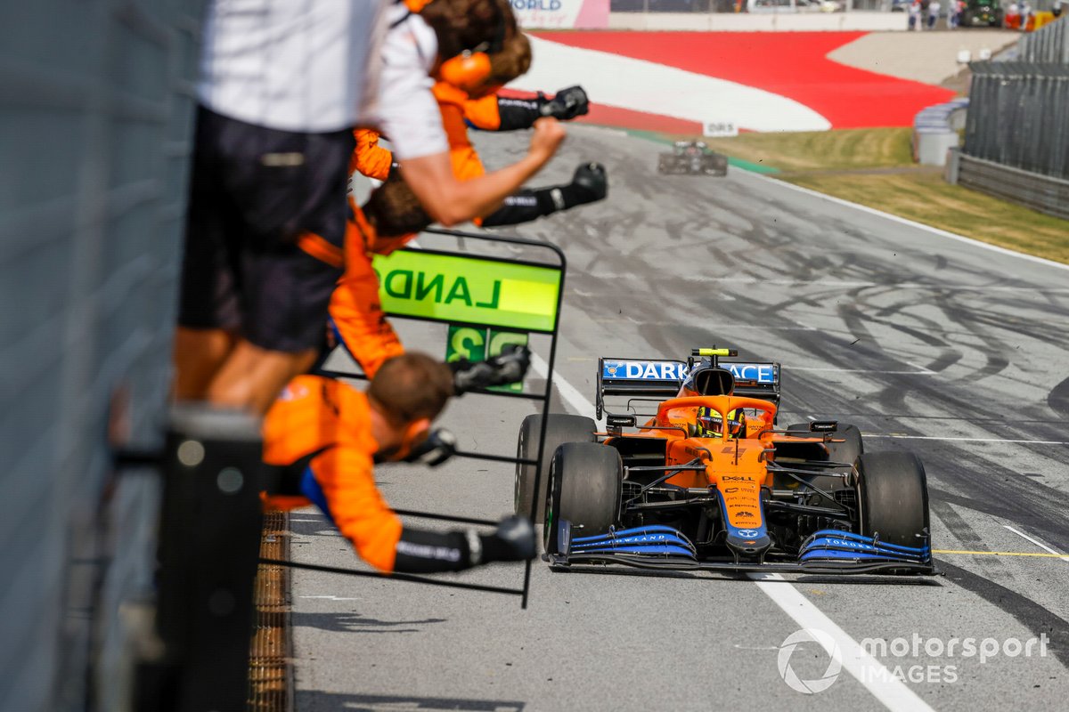 Tercer lugar Lando Norris, McLaren MCL35M cruza la meta frente a su equipo