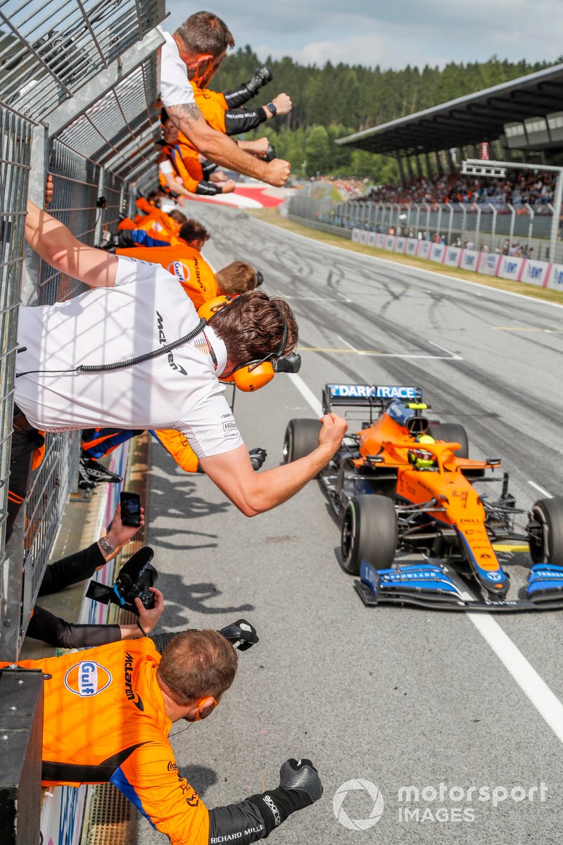 Tercer lugar Lando Norris, McLaren MCL35M cruza la meta frente a su equipo