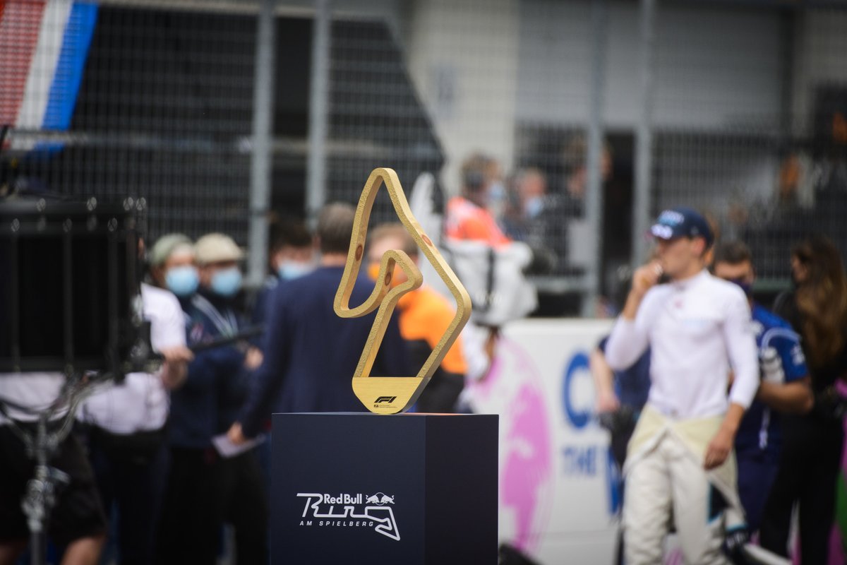 Trofeo en la parrilla de salida