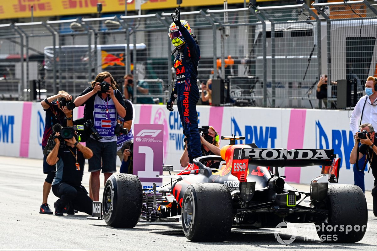 Ganador Max Verstappen, Red Bull Racing, celebra en Parc Ferme