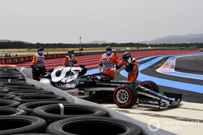 Yuki Tsunoda, AlphaTauri AT02, es asistido por los oficiales de pista tras estrellarse en la Q1