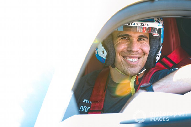 El piloto de Honda Robert Wickens, se prepara para conducir el Arrow Acura NSX, antes de la carrera