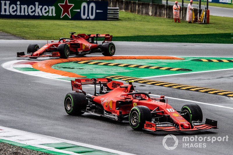Charles Leclerc, Ferrari SF90, precede Sebastian Vettel, Ferrari SF90