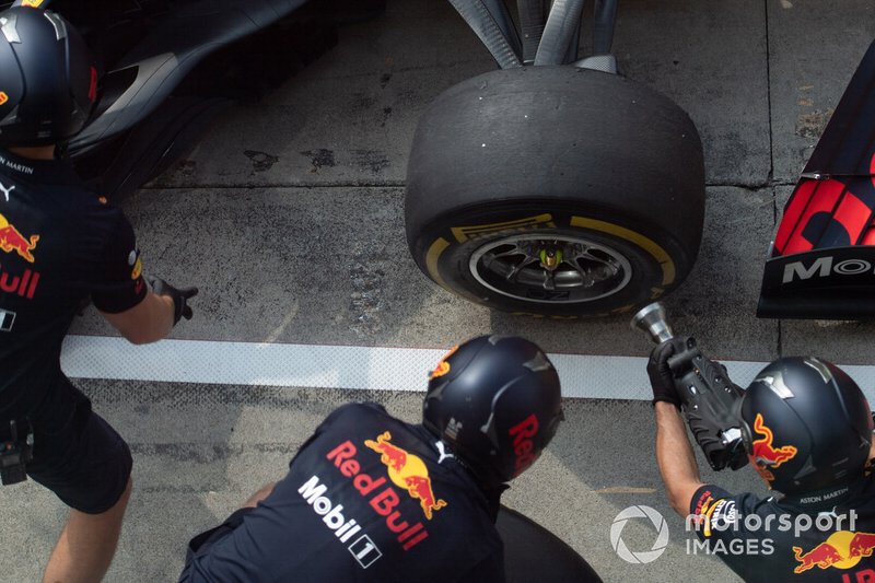 Red Bull Racing pit stop practise with the Red Bull Racing RB15