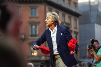 Luca di Montezemolo lancia i cappelli al pubblico