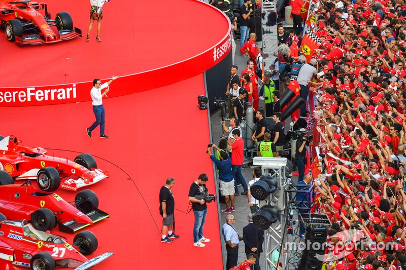 Felipe Massa salue la foule