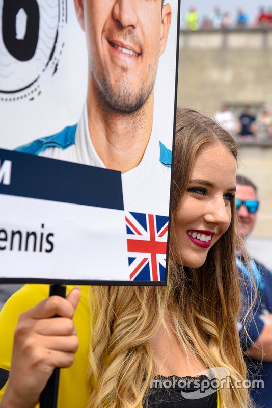 La grid girl di Jake Dennis, R-Motorsport