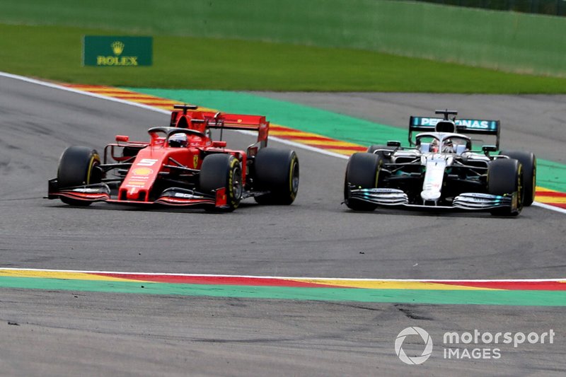 Sebastian Vettel, Ferrari SF90, precede Lewis Hamilton, Mercedes AMG F1 W10