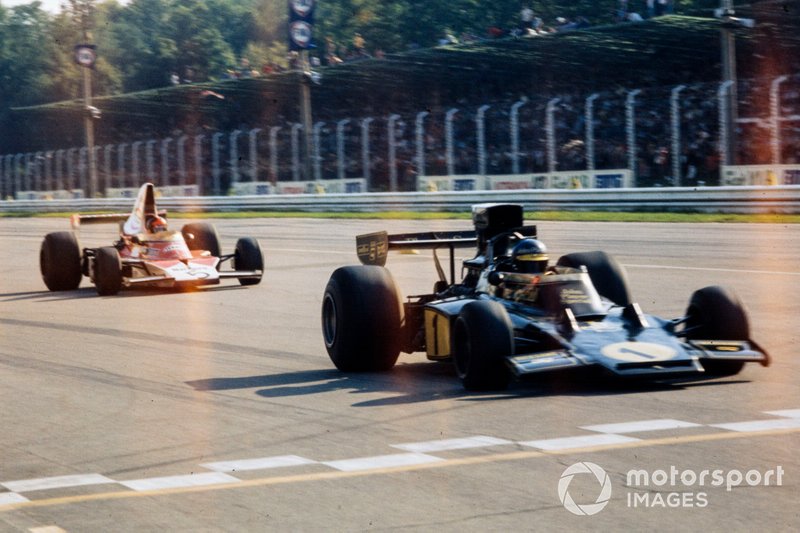 Ronnie Peterson, Lotus 72E Ford precede Emerson Fittipaldi, McLaren M23 Ford