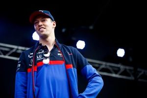 Daniil Kvyat, Toro Rosso op het podium in de fanzone