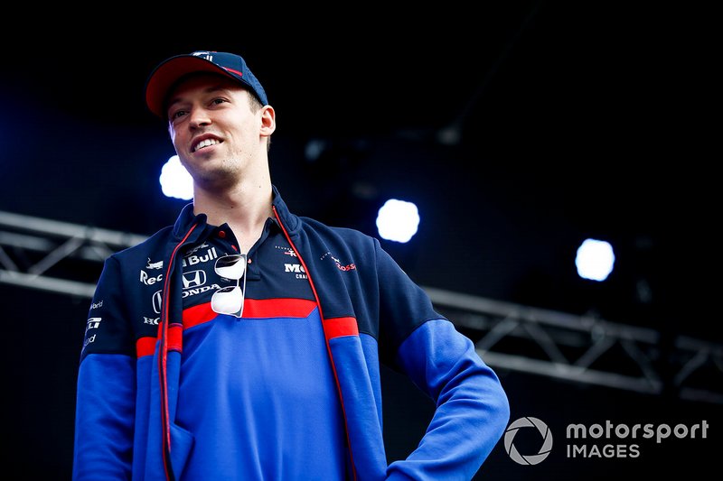 Daniil Kvyat, Toro Rosso, sul palco, nella fan zone