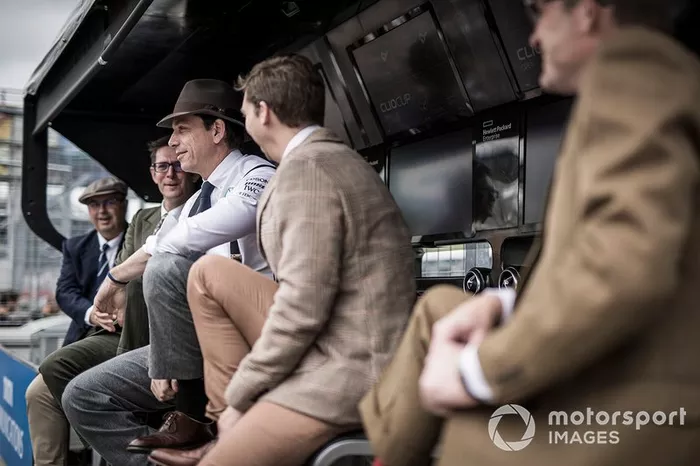Toto Wolff, Director Ejecutivo (Negocios), Mercedes AMG, y compañeros de equipo de Mercedes en el muro del pit