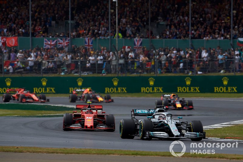 Lewis Hamilton, Mercedes AMG F1 W10, precede Charles Leclerc, Ferrari SF90, Max Verstappen, Red Bull Racing RB15, Pierre Gasly, Red Bull Racing RB15, e Sebastian Vettel, Ferrari SF90