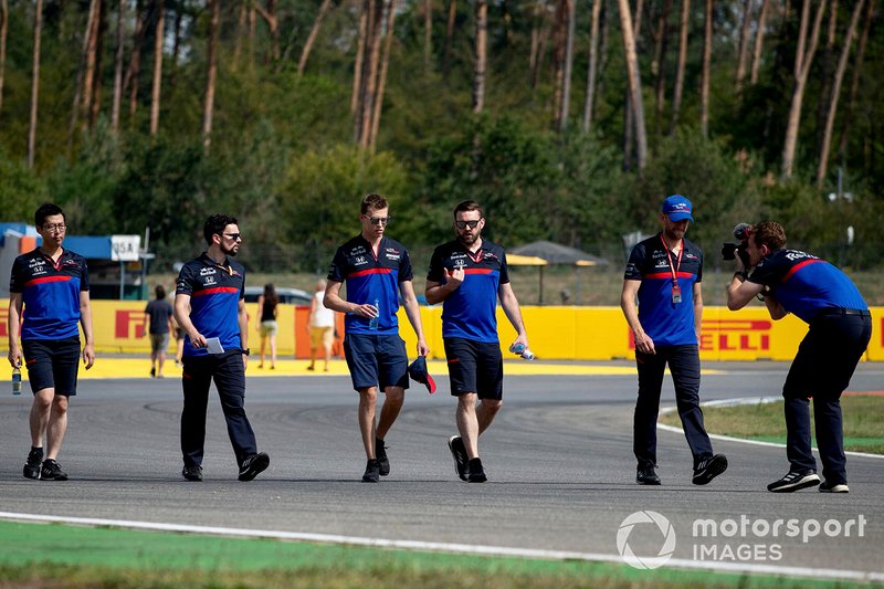Daniil Kvyat, Toro Rosso camina por la pista con sus mecánicos