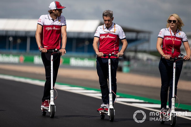 Antonio Giovinazzi, Alfa Romeo Racing recorre la pista en scooter