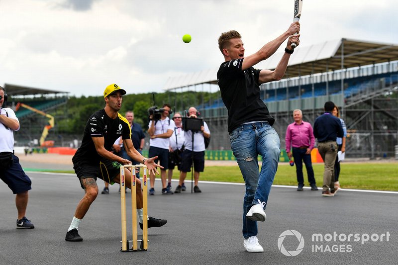 Nico Hulkenberg, Renault F1 Team y Daniel Ricciardo, Renault F1 Team, jugando a cricket