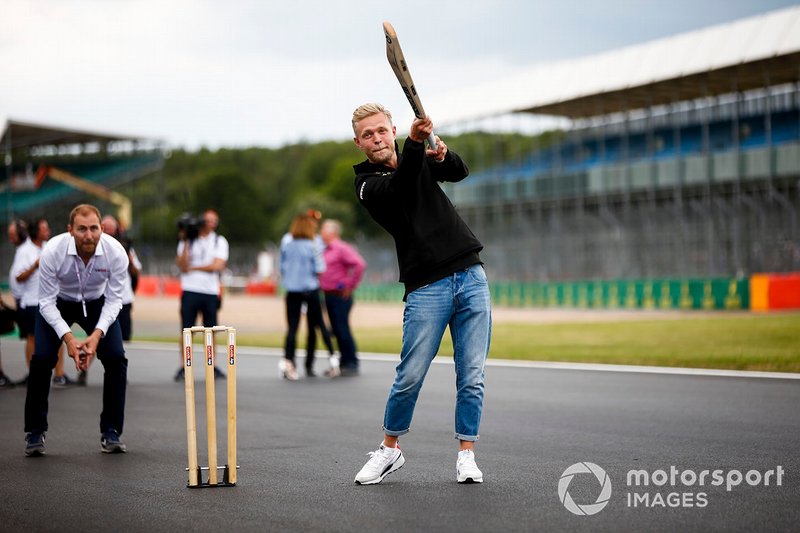 Kevin Magnussen, Haas F1 plays cricket 