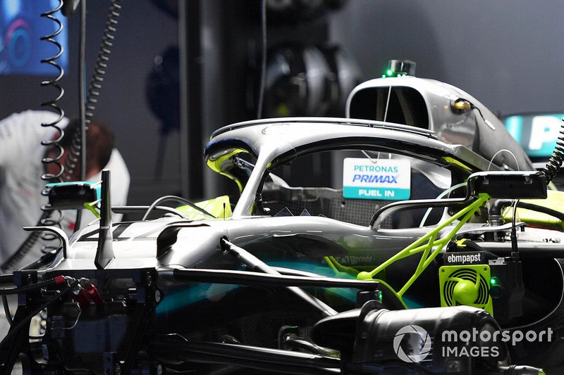 Meccanici al lavoro sull'auto di Lewis Hamilton, Mercedes AMG F1 W10, in garage