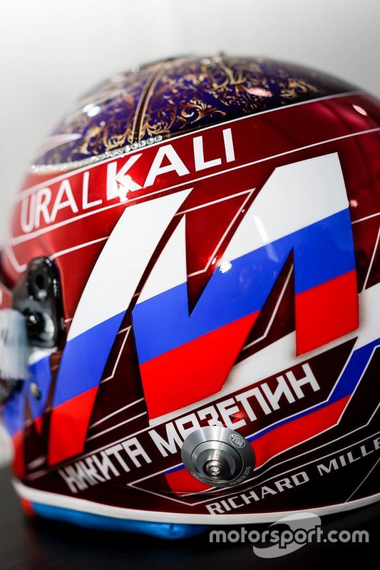 Шлем гонщика ART Grand Prix Никиты Мазепина