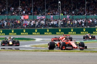 Charles Leclerc, Ferrari SF90, voor Max Verstappen, Red Bull Racing RB15
