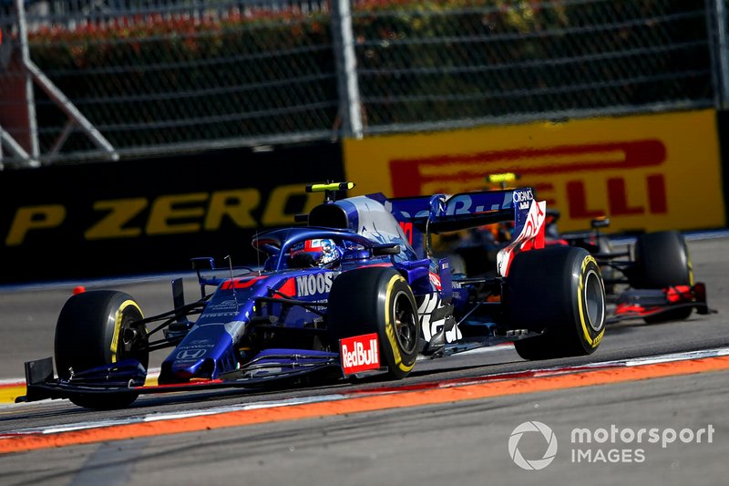 Pierre Gasly, Toro Rosso STR14, precede Alex Albon, Red Bull RB15