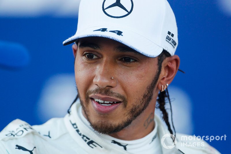 Il vincitore della gara Lewis Hamilton, Mercedes AMG F1, festeggia al parc ferme