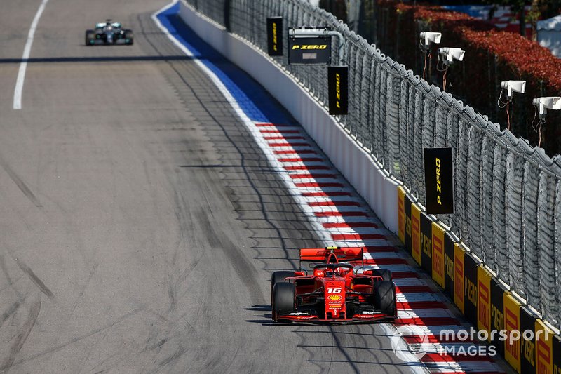 Charles Leclerc, Ferrari SF90, precede Lewis Hamilton, Mercedes AMG F1 W10