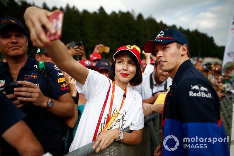 Daniil Kvyat, Toro Rosso, with fans