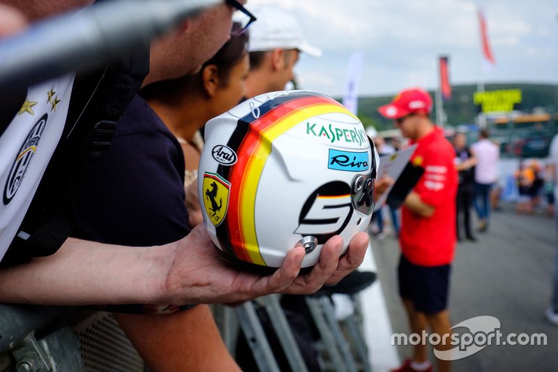 Réplica do capacete de Sebastian Vettel, Ferrari