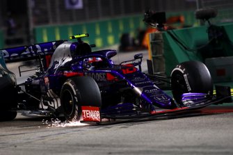 Pierre Gasly, Toro Rosso STR14, scrapes his front wing