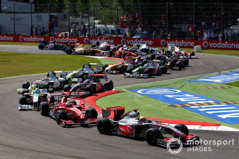Lewis Hamilton foi o pole, mas tinha estratégia de duas paradas.