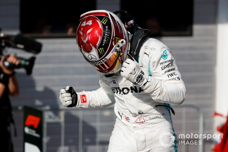 Il primo classificato Lewis Hamilton, Mercedes AMG F1, festeggia al Parc Ferme