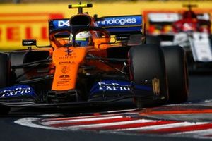 Lando Norris, McLaren MCL34, leads Kimi Raikkonen, Alfa Romeo Racing C38