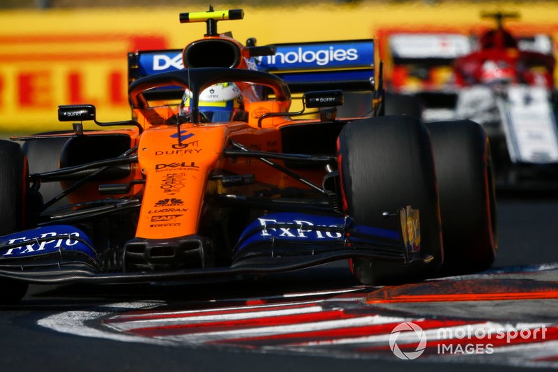 Lando Norris, McLaren MCL34, leads Kimi Raikkonen, Alfa Romeo Racing C38