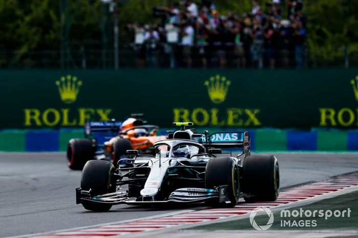 Valtteri Bottas, Mercedes AMG W10, Carlos Sainz Jr., McLaren MCL34